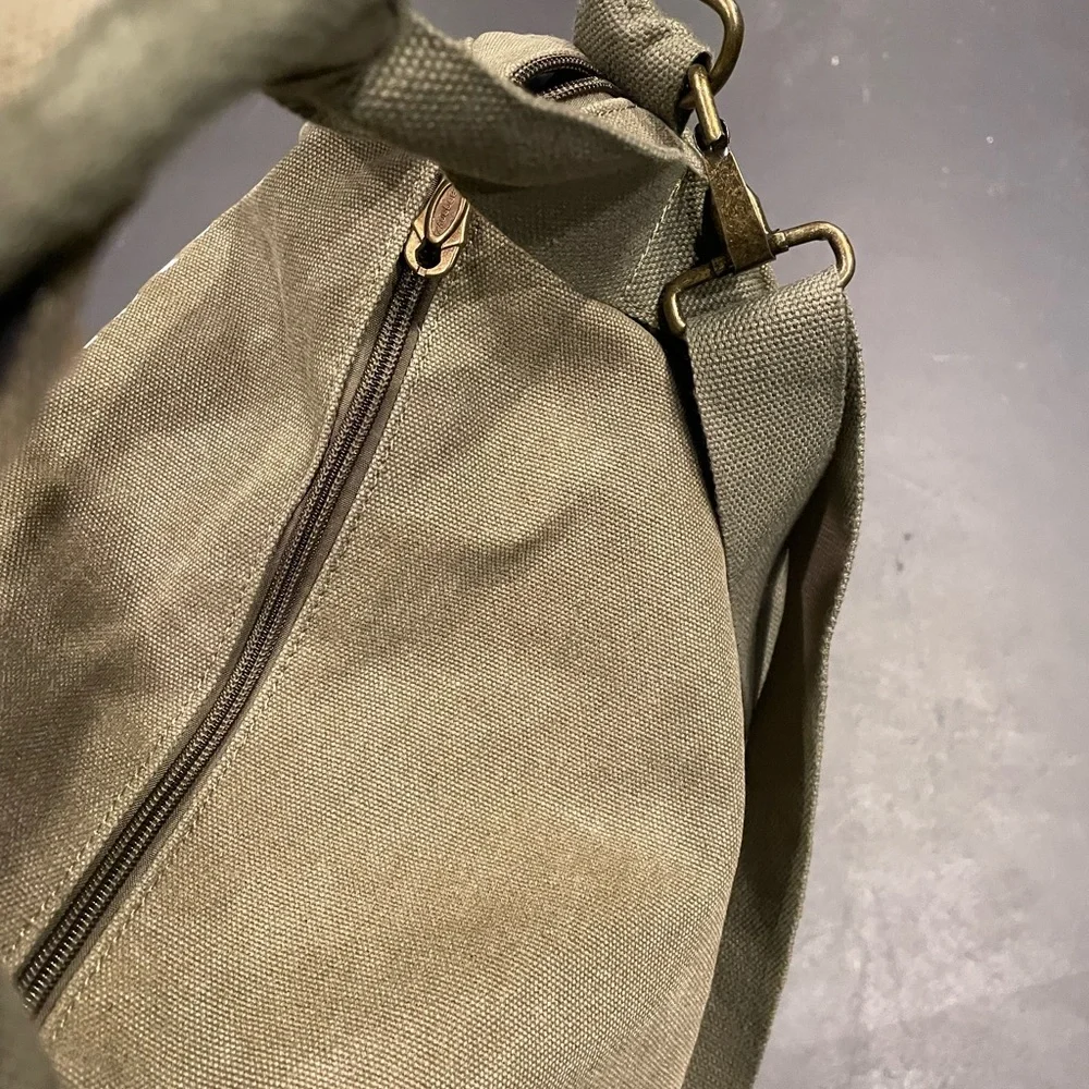 Gym Bag (small duffle) … LIKE NEW!….. UNISEX!!